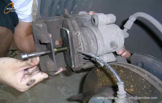 changing the brake pads (1) Изменение тормозных прокладков (1)
