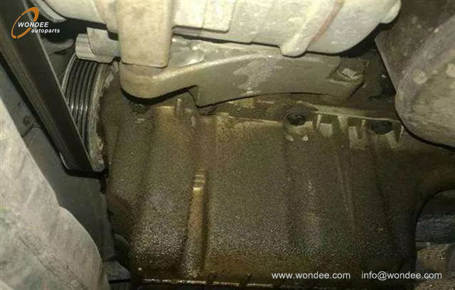 engine leaks oil (2) Утечка двигателя масло (2)