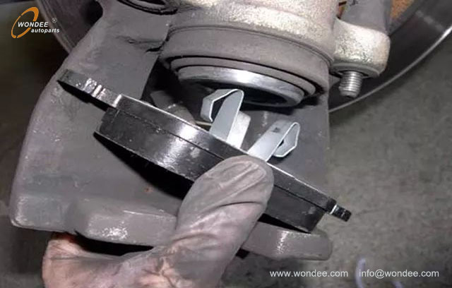 changing the brake pads (4) Изменение тормозных прокладков (4)